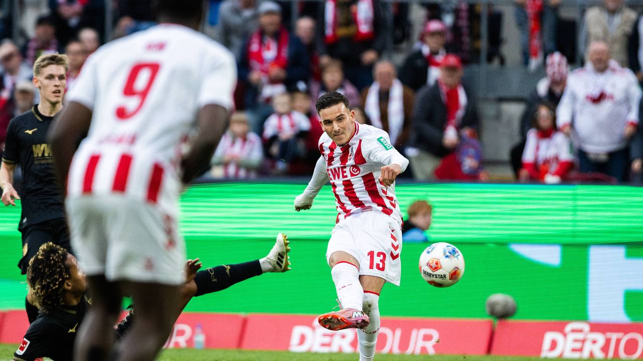 Said El Mala (1. FC Köln) schießt am 18. Oktober 2025 das 1:1 gegen den FC Augsburg.