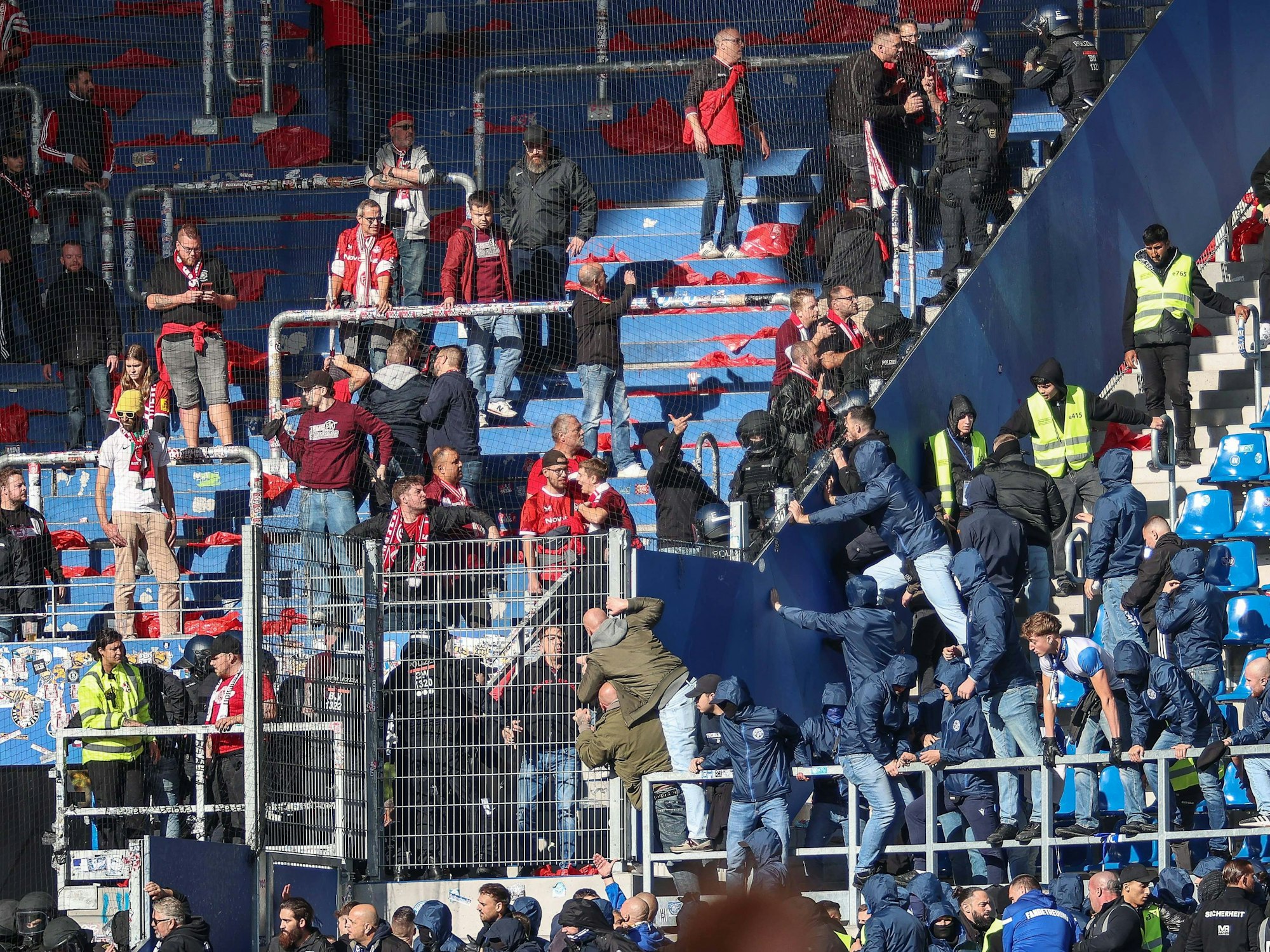 Fans von Lautern und Karlsruhe geraten auf der Tribüne aneinander.
