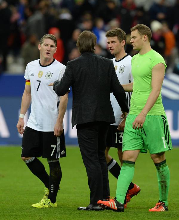 Bastian Schweinsteiger, Thomas Müller und Manuel Neuer gehen vom Feld.