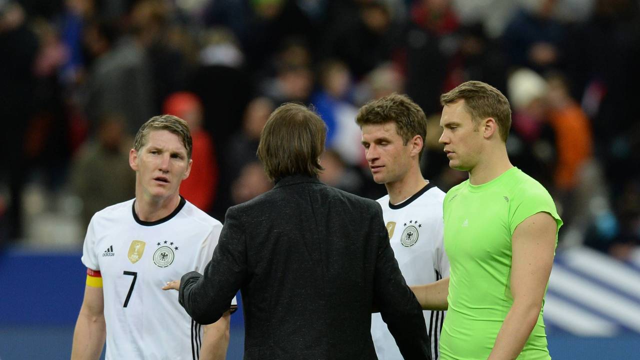 Bastian Schweinsteiger, Thomas Müller und Manuel Neuer gehen vom Feld.