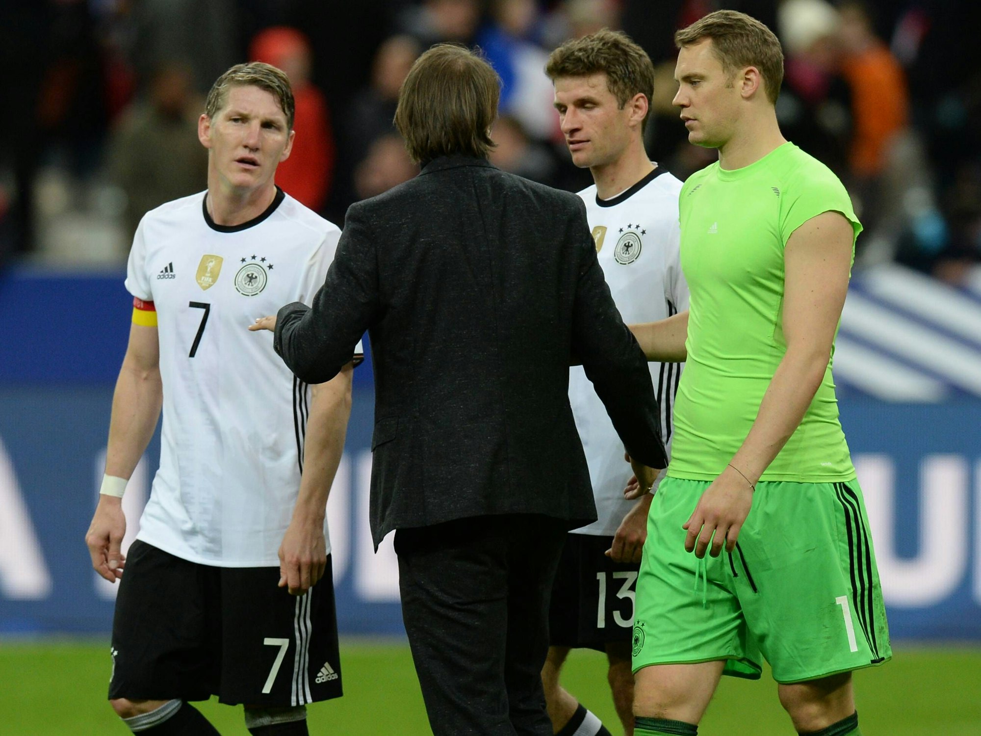 Bastian Schweinsteiger, Thomas Müller und Manuel Neuer gehen vom Feld.