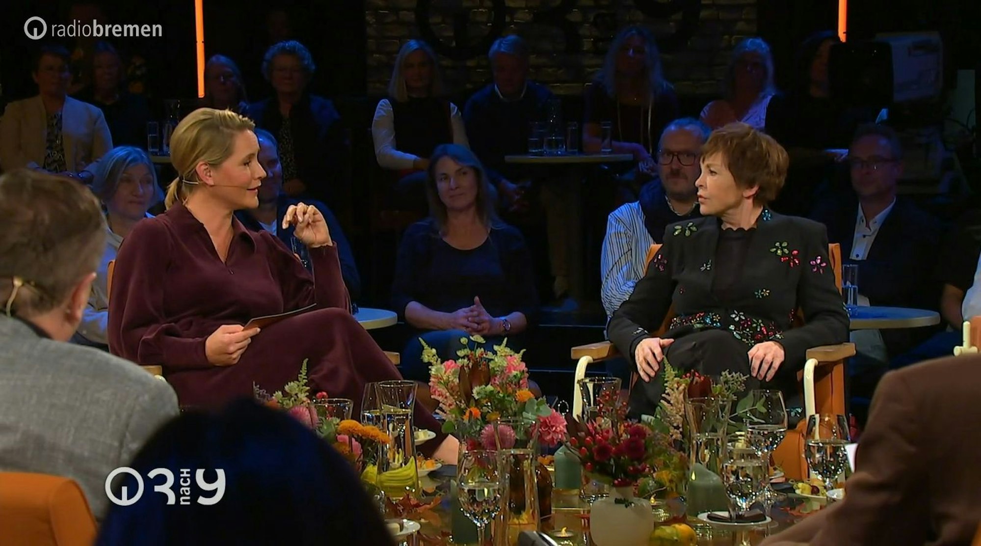 Katrin Sass (rechts) stellte sich bei „3nach9“ den Fragen von Judith Rakers. (Bild: Radio Bremen)