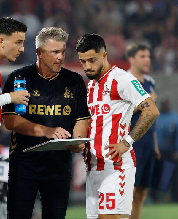 Lukas Kwasniok bereitet Said El Mala und Jusuf Gazibegovic auf eine Einwechslung vor.
