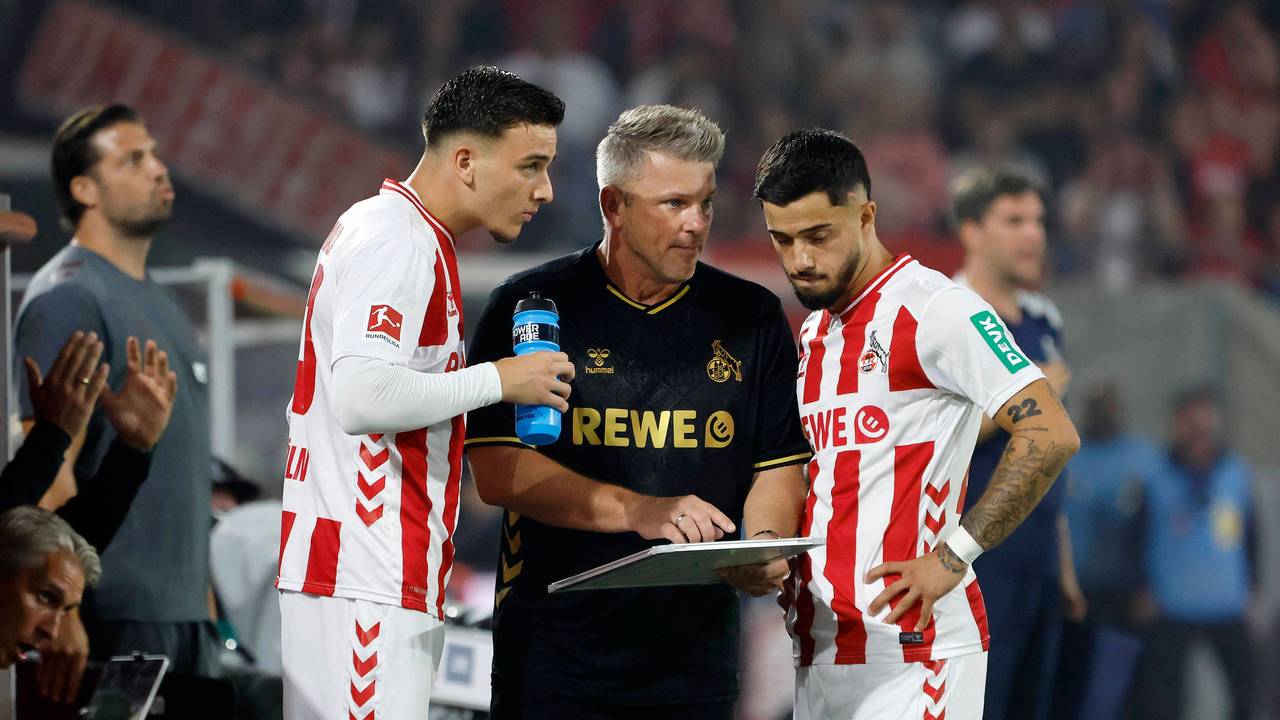 Lukas Kwasniok bereitet Said El Mala und Jusuf Gazibegovic auf eine Einwechslung vor.