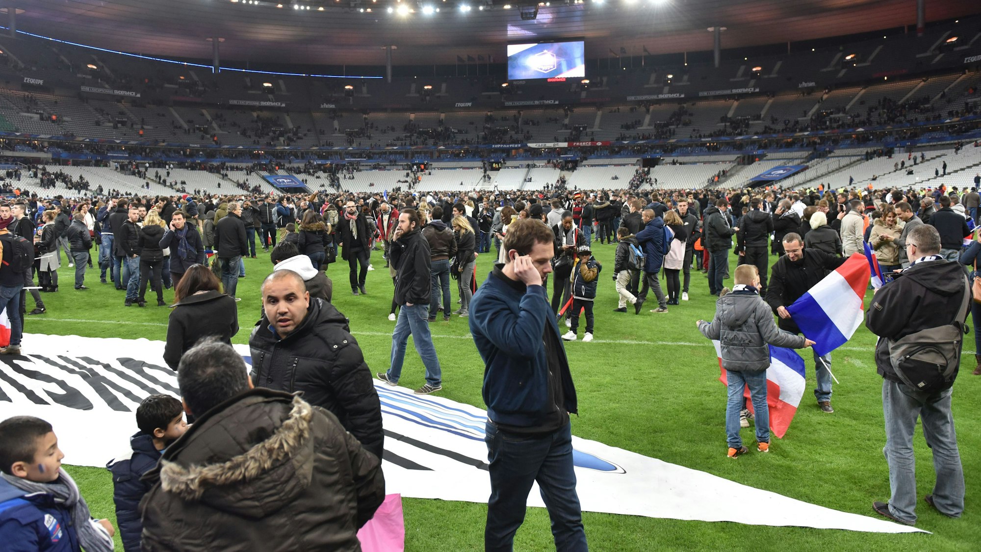 Fans auf dem Platz im Stade de France nach den Terroranschlägen.