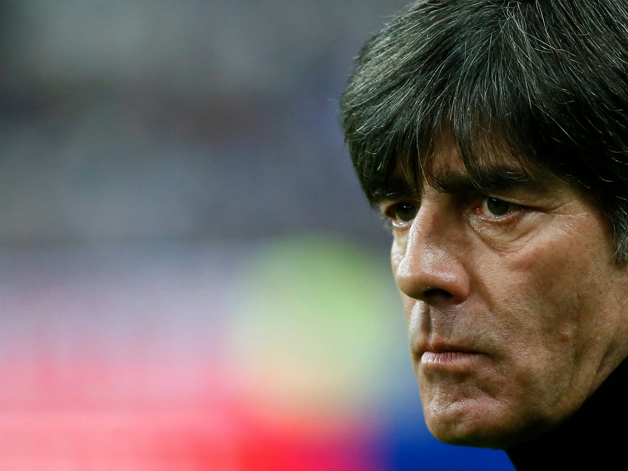 Joachim Löw steht an der Seitenlinie.