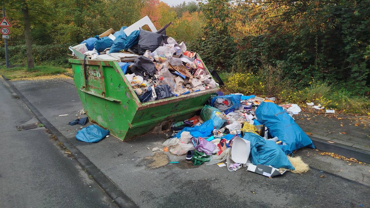 Auf der Bernhard-Günther Straße türmen sich Mülle und Unrat.