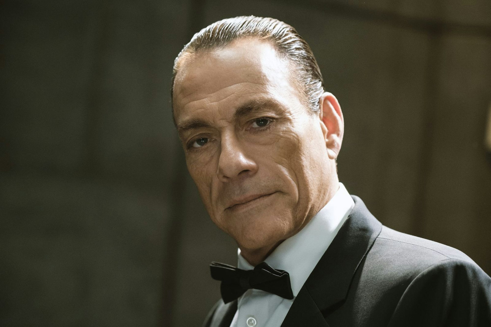 Auch Van Damme ging in Serie: In der Amazon-Serie „Jean-Claude Van Johnson“ schwankte er als schwer verliebter Schauspieler/Superheld zwischen Selbstironie und Denkmalschutz. (Bild: Amazon Prime Video)