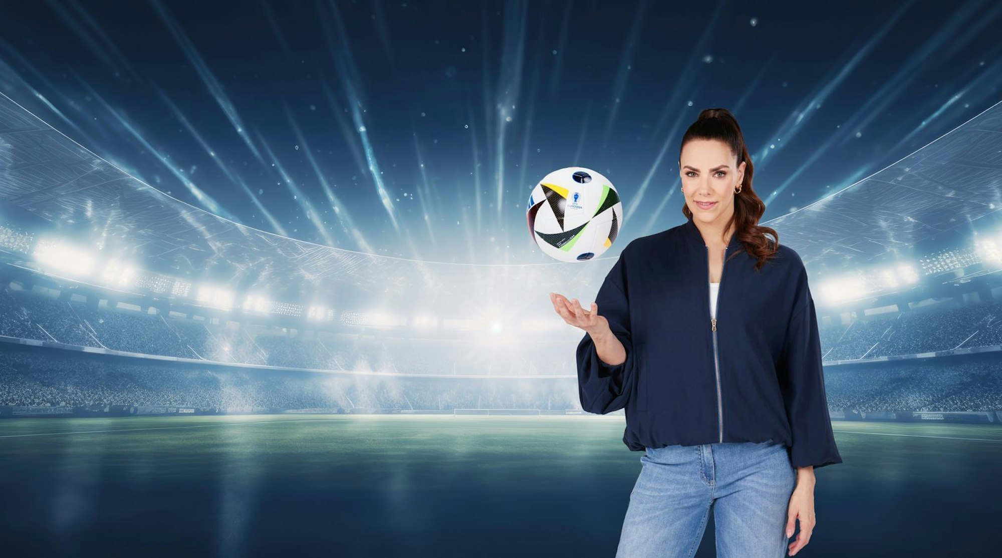 Esther Sedlaczek (39) war für wenige Wochen nicht in der ARD-“Sportschau“ zu sehen. Der Grund war die Geburt ihres dritten Kindes. Im Interview verrät sie, wie sie mit der Kritik umgeht, sie sei zu früh aus der Babypause zurückgekehrt. (Bild: WDR/Annika Fußwinkel/Adobe)