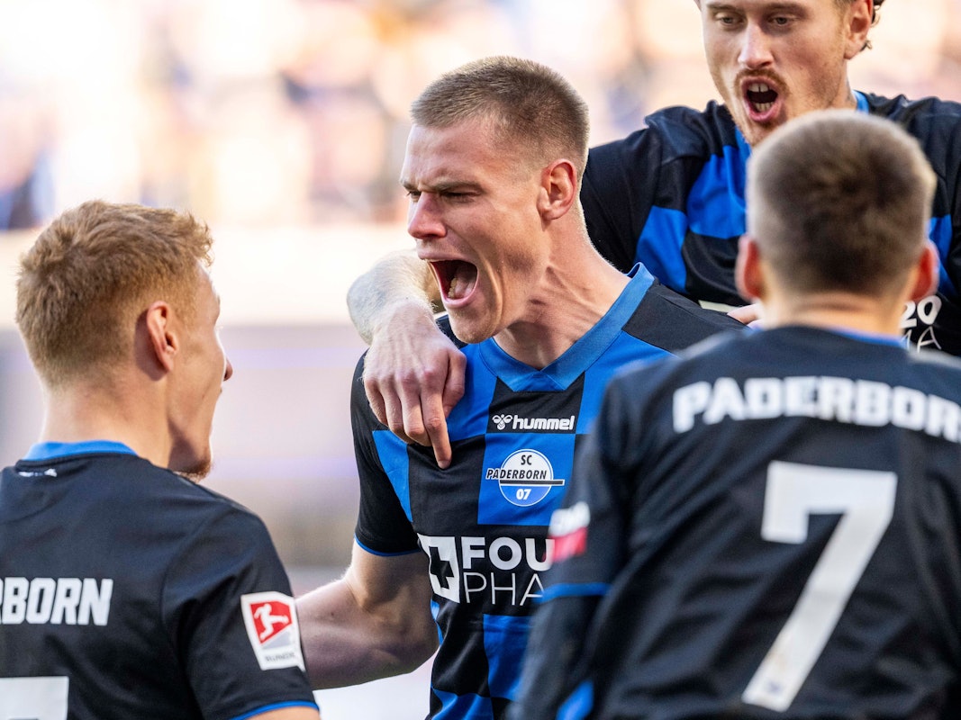 Steffen Tigges jubelt schreiend über sein Tor.