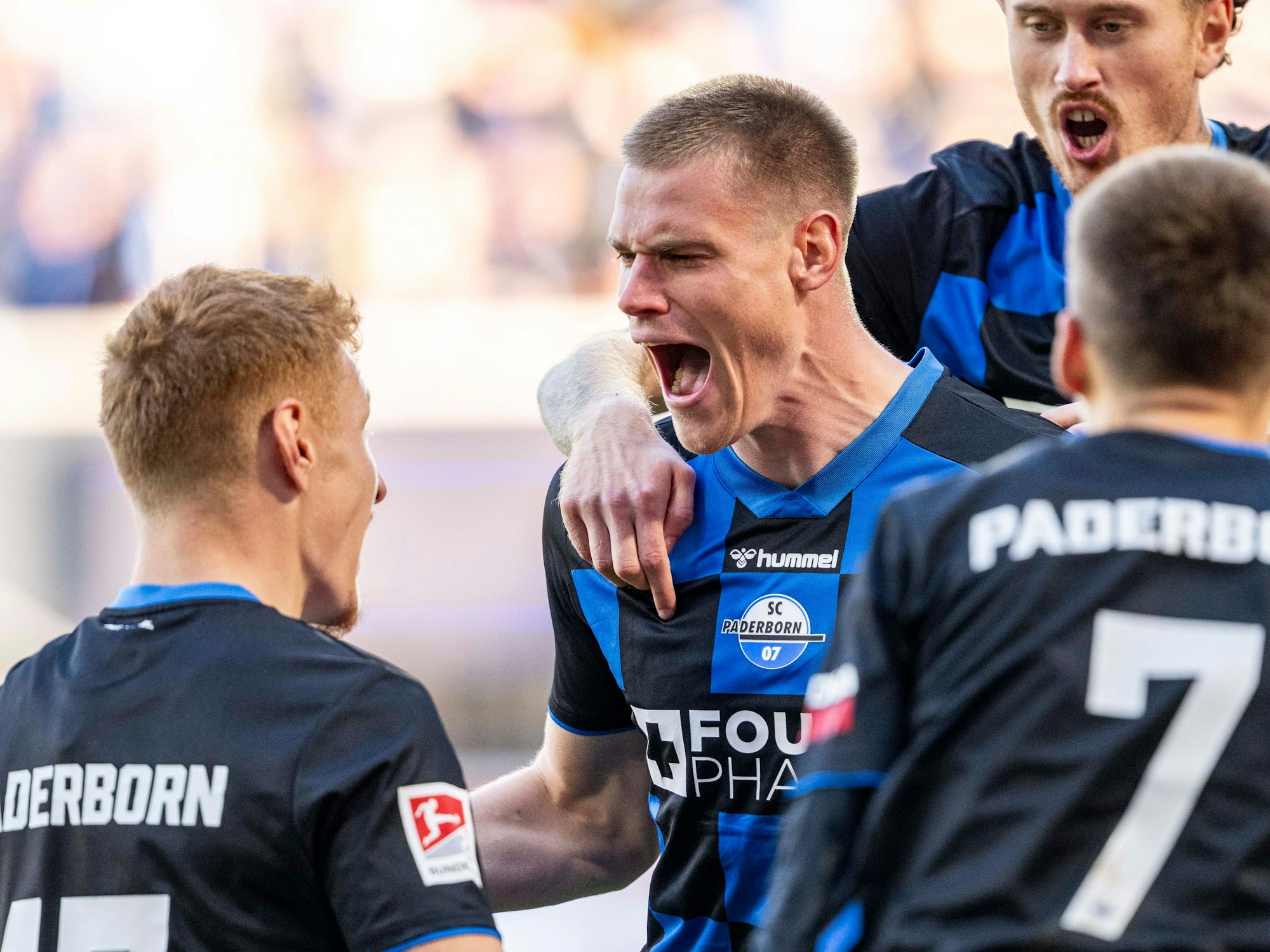 Steffen Tigges jubelt schreiend über sein Tor.