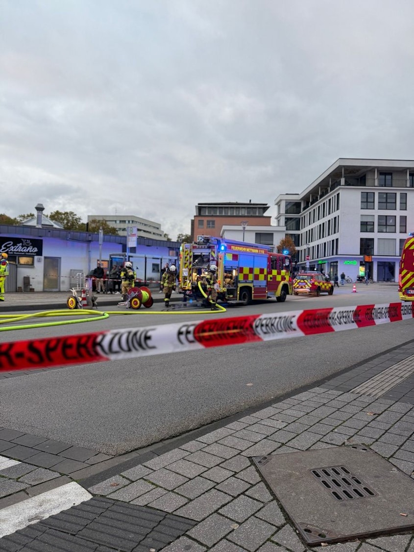 Ein Feuerwehrmann löscht einen Brand in einer Dachgeschosswohnung.
