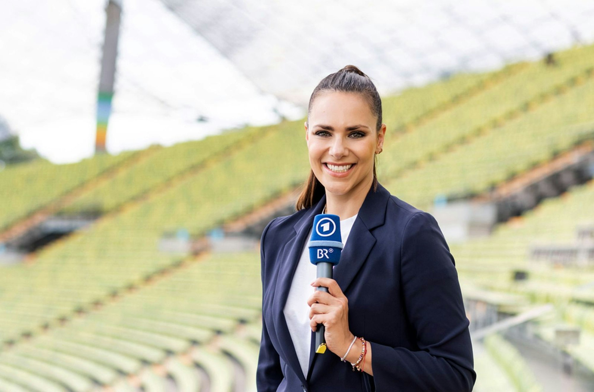 Die große Award Show „Blauer Panther - TV & Streaming Award“ wird am 22. Oktober 2025 ab 19 Uhr in der BMW Welt München erstmals von TV-Moderatorin Esther Sedlaczek moderiert. (Pre-Show ab 17.00 Uhr, Preisverleihung ab 19.00 Uhr, im Livestream auf www.blauerpanther.com, Aufzeichnung um 22.25 Uhr bei 3sat.) (Bild: ARD/BR / Markus Konvalin)