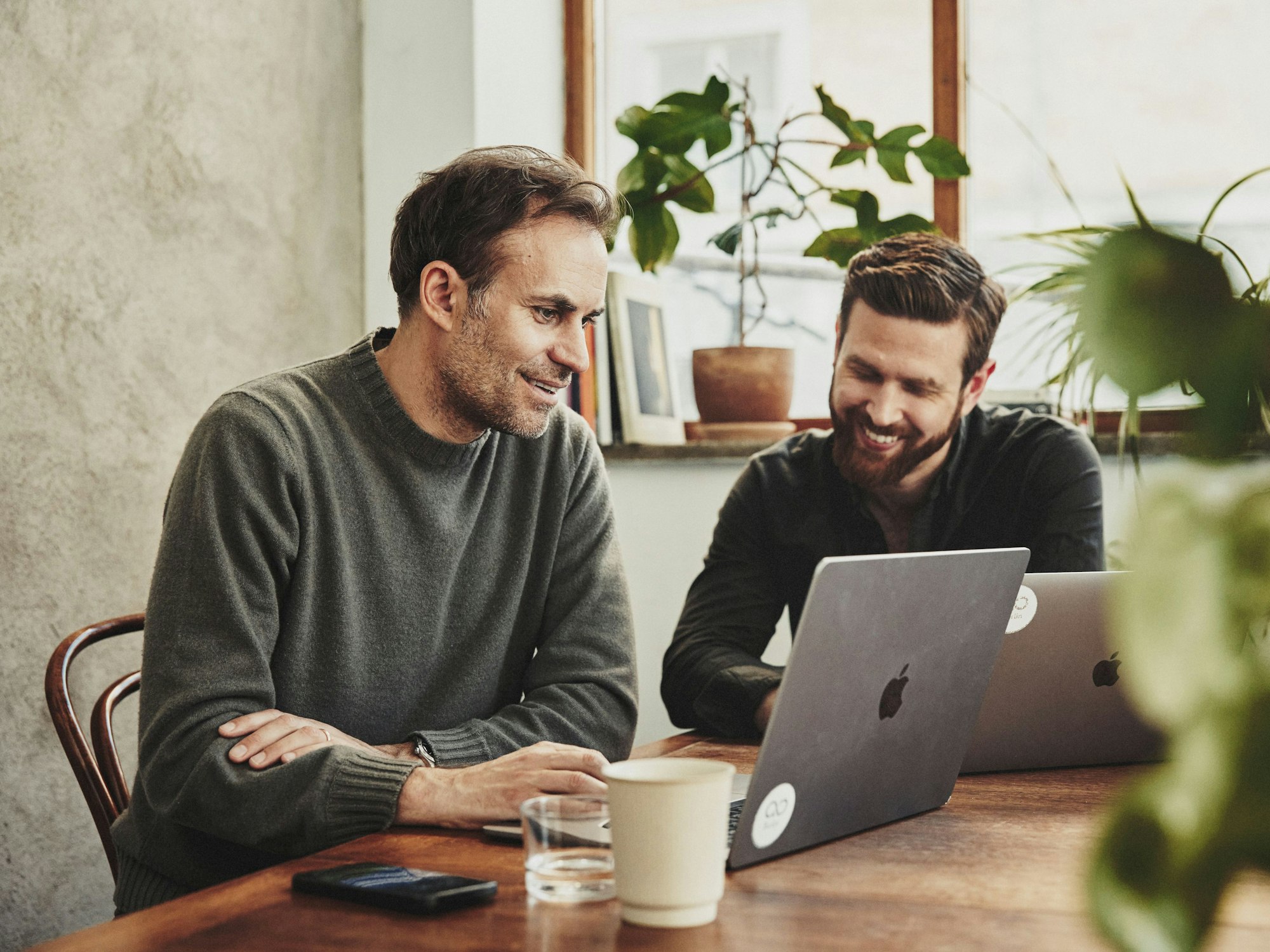Jacob Hvid sitzt an einem Laptop.