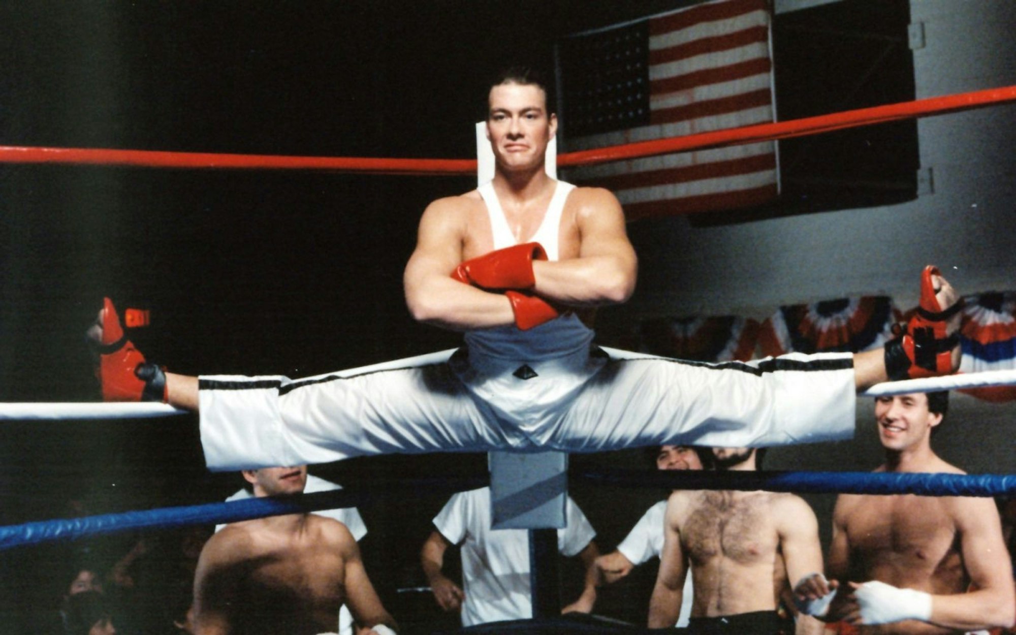 Sein Markenzeichen: Mit formvollendeten Spagaten und Roundhouse-Kicks wurde Jean-Claude Van Damme mit Filmen wie „Karate Tiger“ (1986, Bild) und „Bloodsport“ (1988) zum Actionstar. (Bild: Splendid)