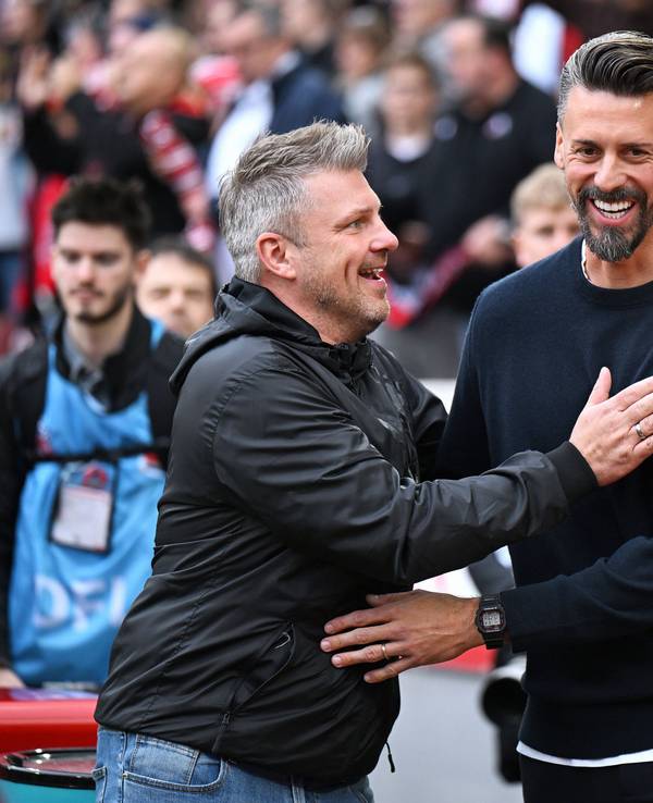 Lukas Kwasniok (1. FC Köln) und Sando Wagner (FC Augsburg) haben beim Spiel am 18. Oktober 2025 Spaß.