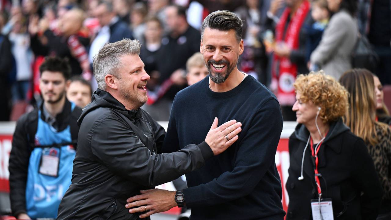 Lukas Kwasniok (1. FC Köln) und Sando Wagner (FC Augsburg) haben beim Spiel am 18. Oktober 2025 Spaß.