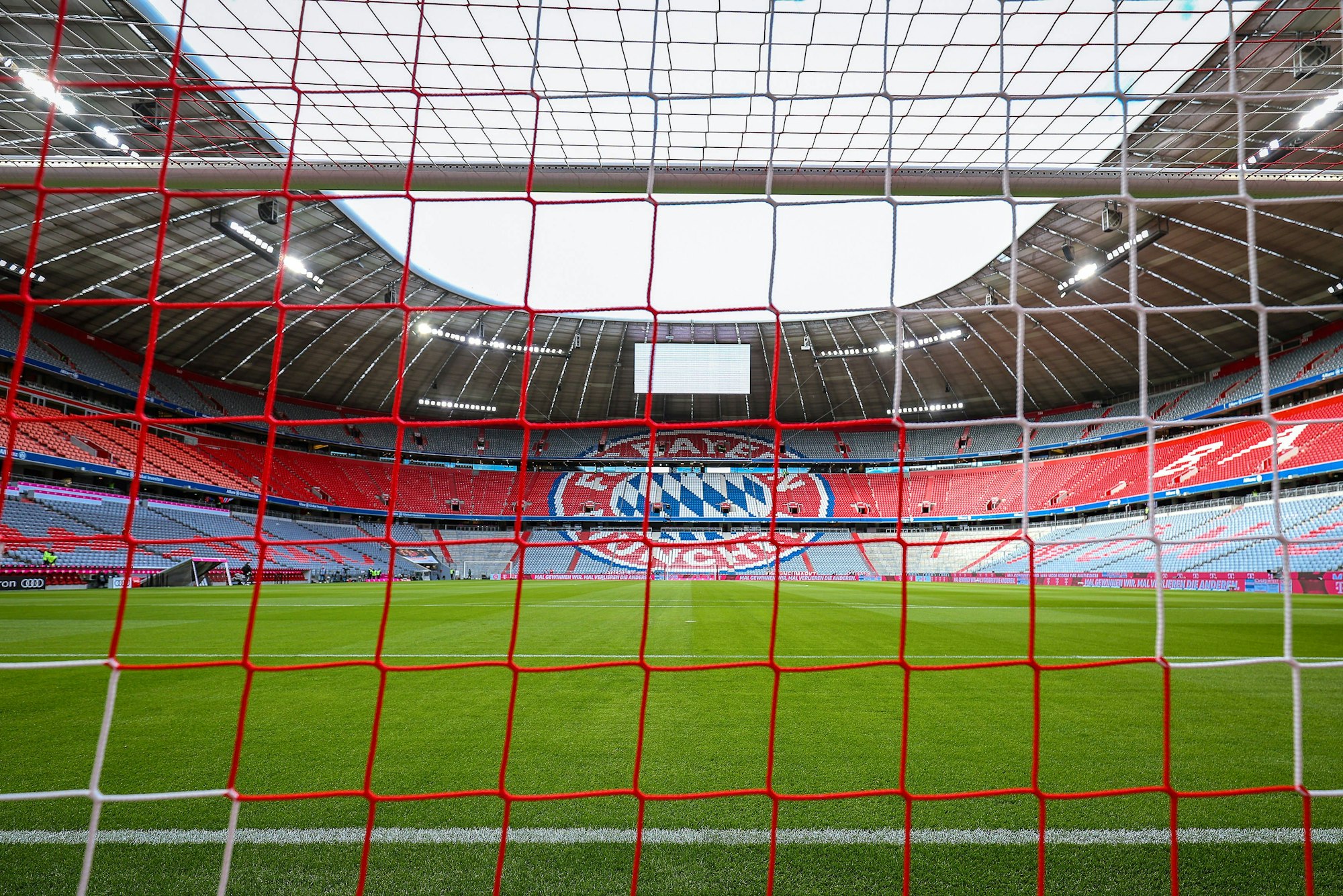 Der Ball liegt auf dem Anstoßpunkt.