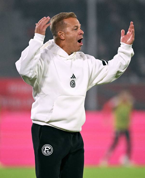 Markus Anfang gestikuliert als Fortuna-Coach.
