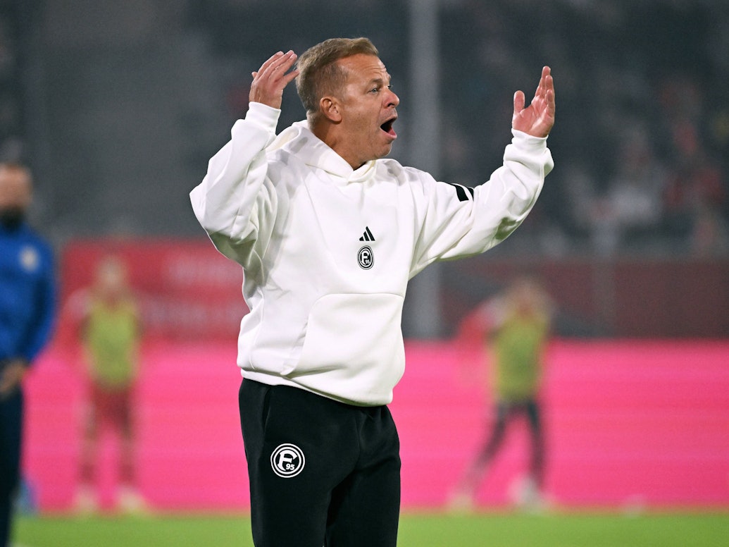 Markus Anfang gestikuliert als Fortuna-Coach.