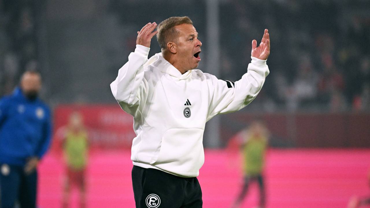 Markus Anfang gestikuliert als Fortuna-Coach.