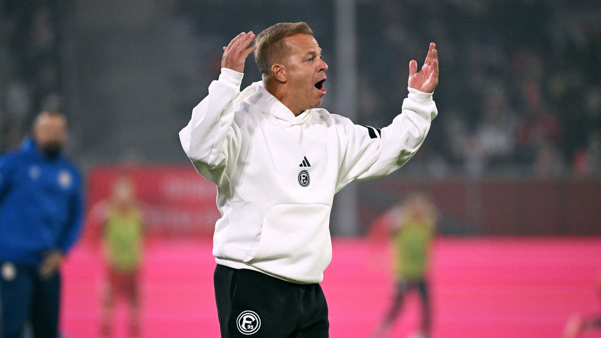 Markus Anfang gestikuliert als Fortuna-Coach.