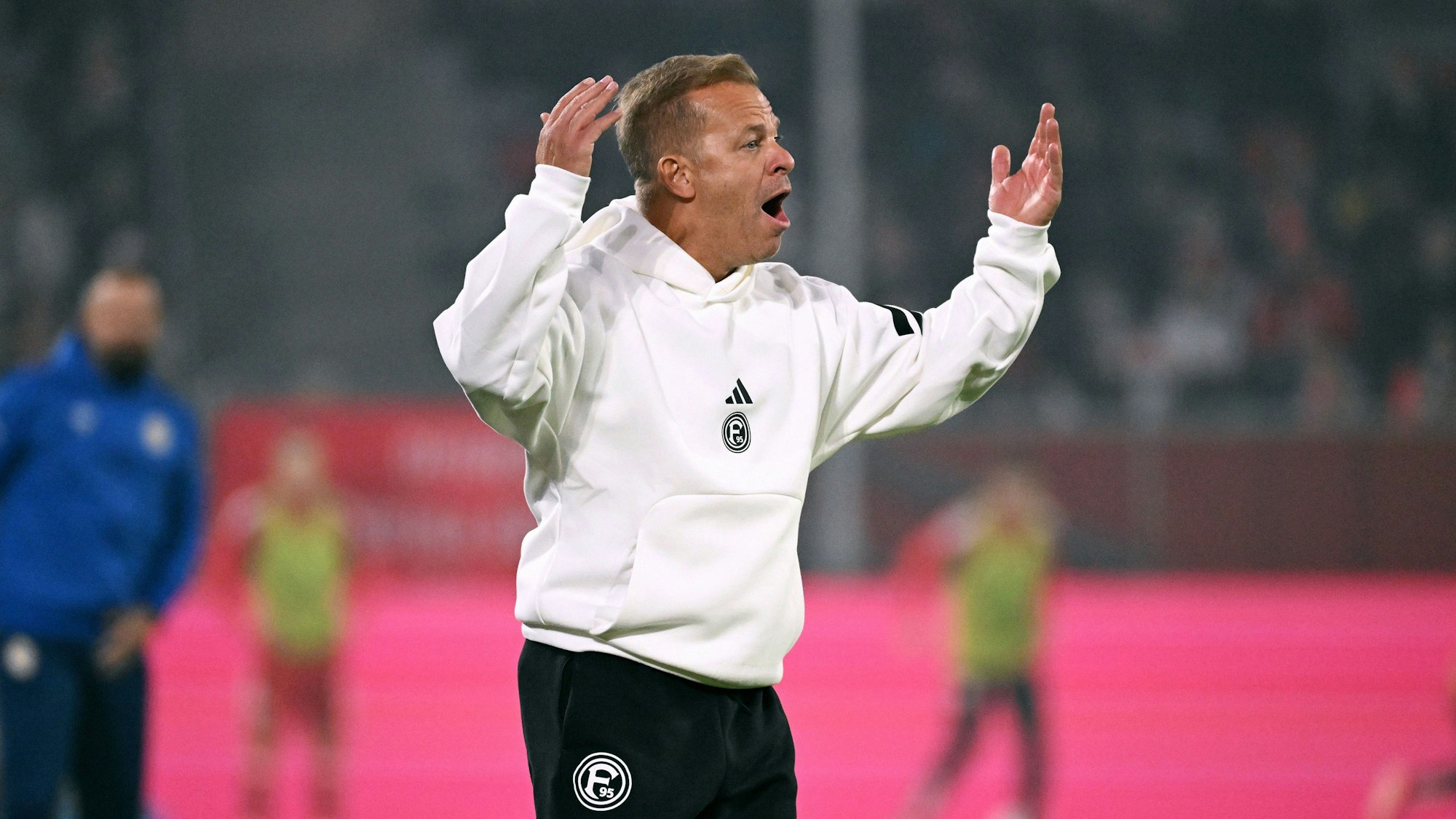 Markus Anfang gestikuliert als Fortuna-Coach.