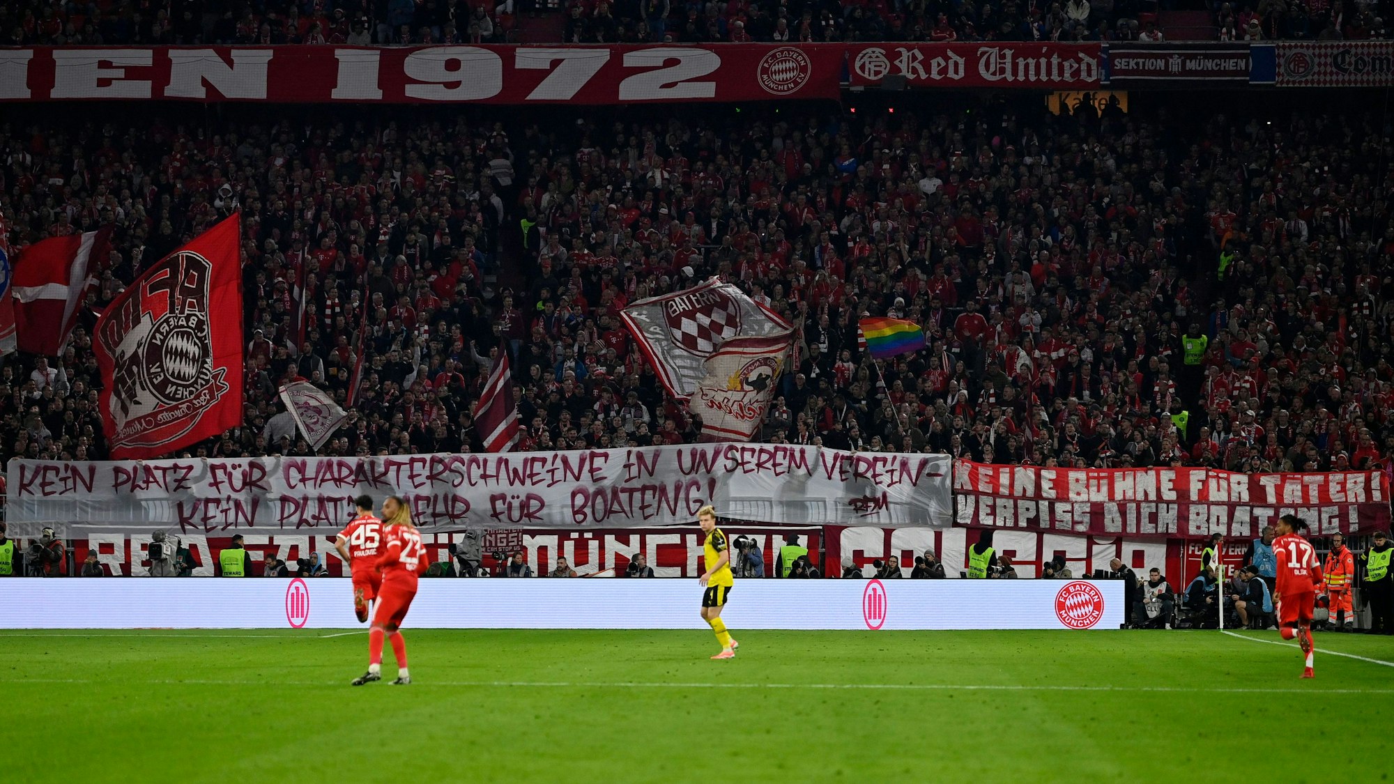 Auf Transparenten im Bayern-Fanblock steht: „Kein Platz für Charakterschweine in unserem Verein - Kein Platz mehr für Boateng!“ und „Keine Bühne für Täter. Verpiss dich Boateng!“