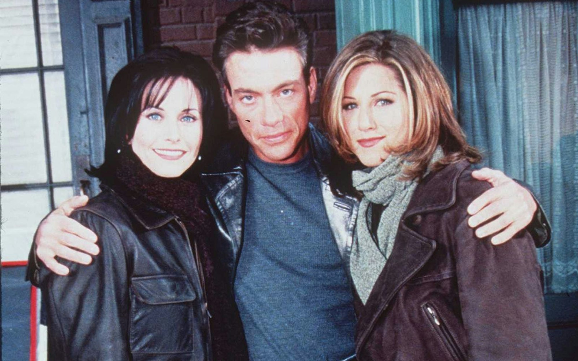 Ende der 90er-Jahre begann sein Stern langsam zu sinken, bei seinem Gastauftritt in „Friends“ war er jedoch noch Objekt der Begierde: Van Damme spielte in einer Folge der Sitcom sich selbst - und Monica (Courteney Cox, links) und Rachel (Jennifer Aniston) baggerten um seine Aufmerksamkeit. (Bild: Warner Bros. / Online Inc. / Getty Images)