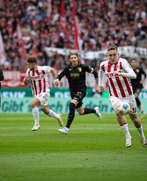 Isak Johannesson rennt zum Ball.