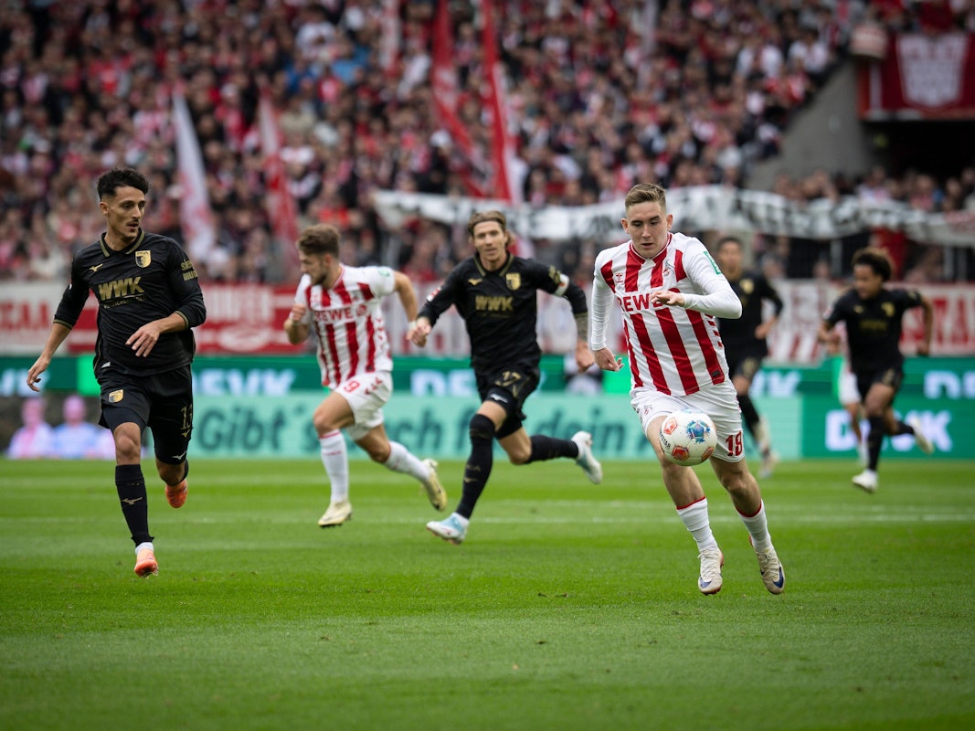 Isak Johannesson rennt zum Ball.