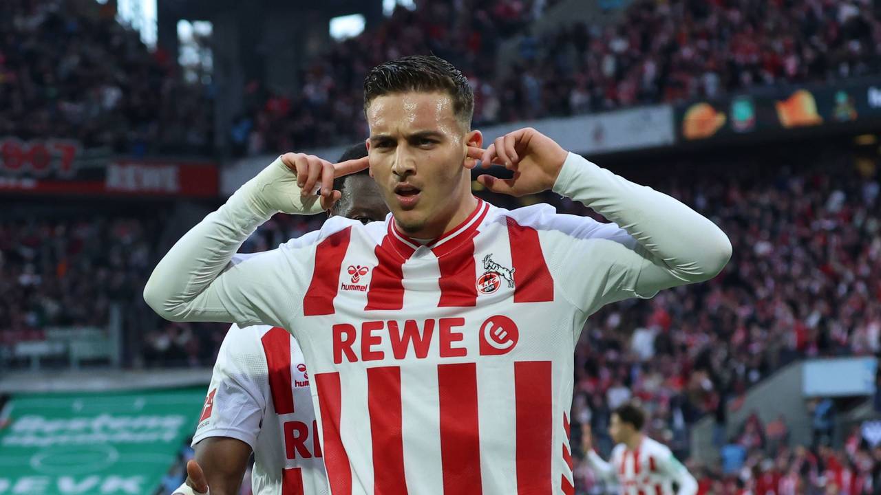 Said El Mala (1. FC Köln) hält sich beim Jubel die Ohren zu. Am 18. Oktober 2025 traf der Youngster zum 1:1 gegen den FC Augsburg.