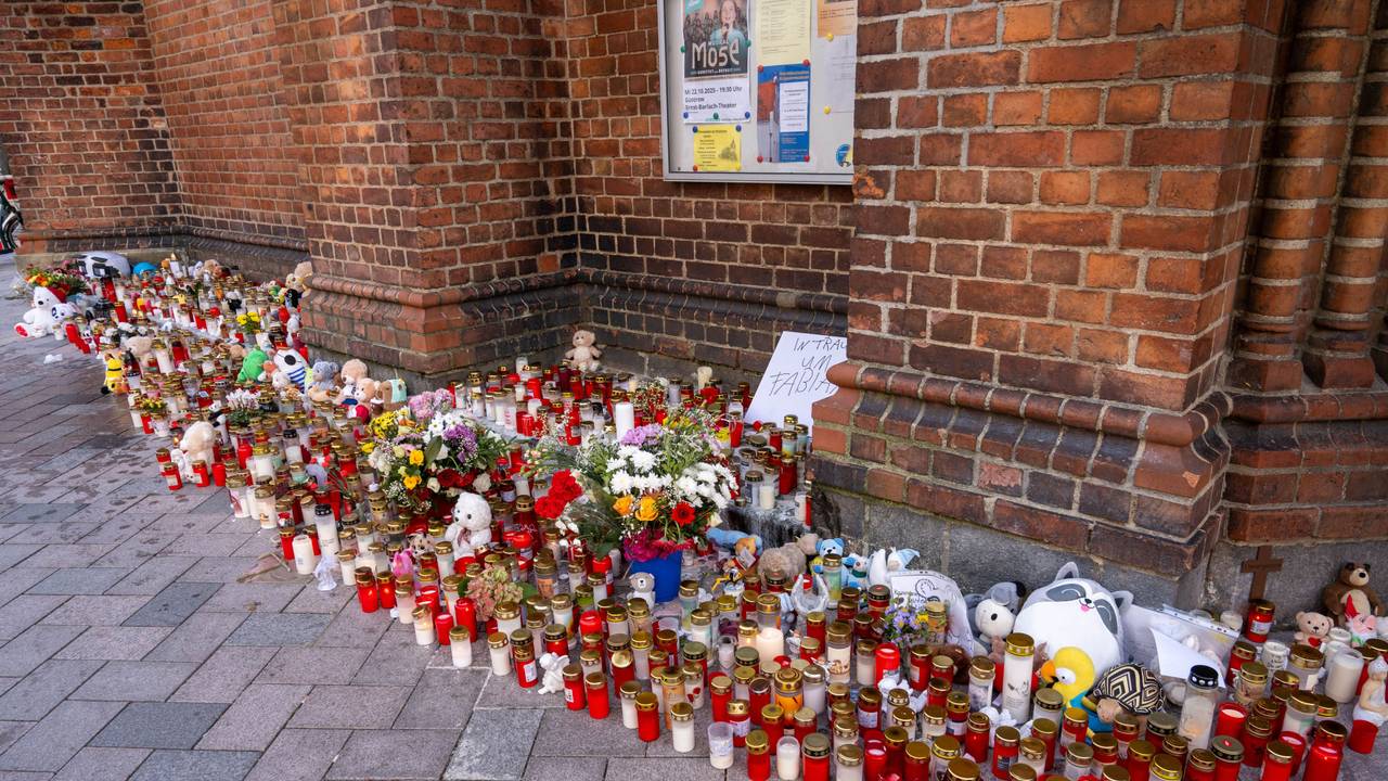 Vor einer Kirche stehen unzählige Grablichter, Blumen und Plüschtiere im Gedenken an den vermissten achtjährigen Fabian, auf einem Schild steht "In Trauer um Fabian".