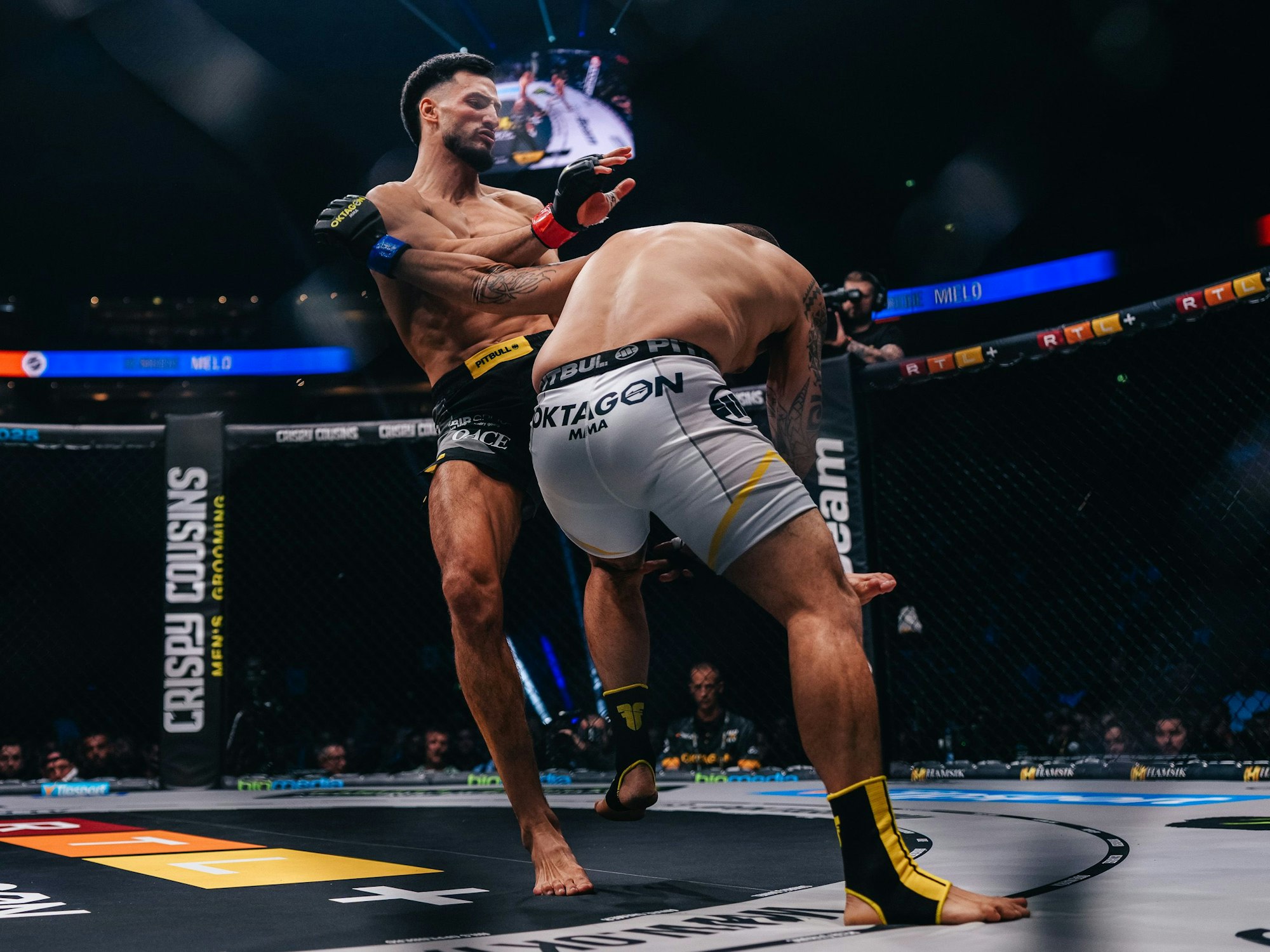 Tamerlan Dulatov kämpft gegen Henrique Melo im Käfig.