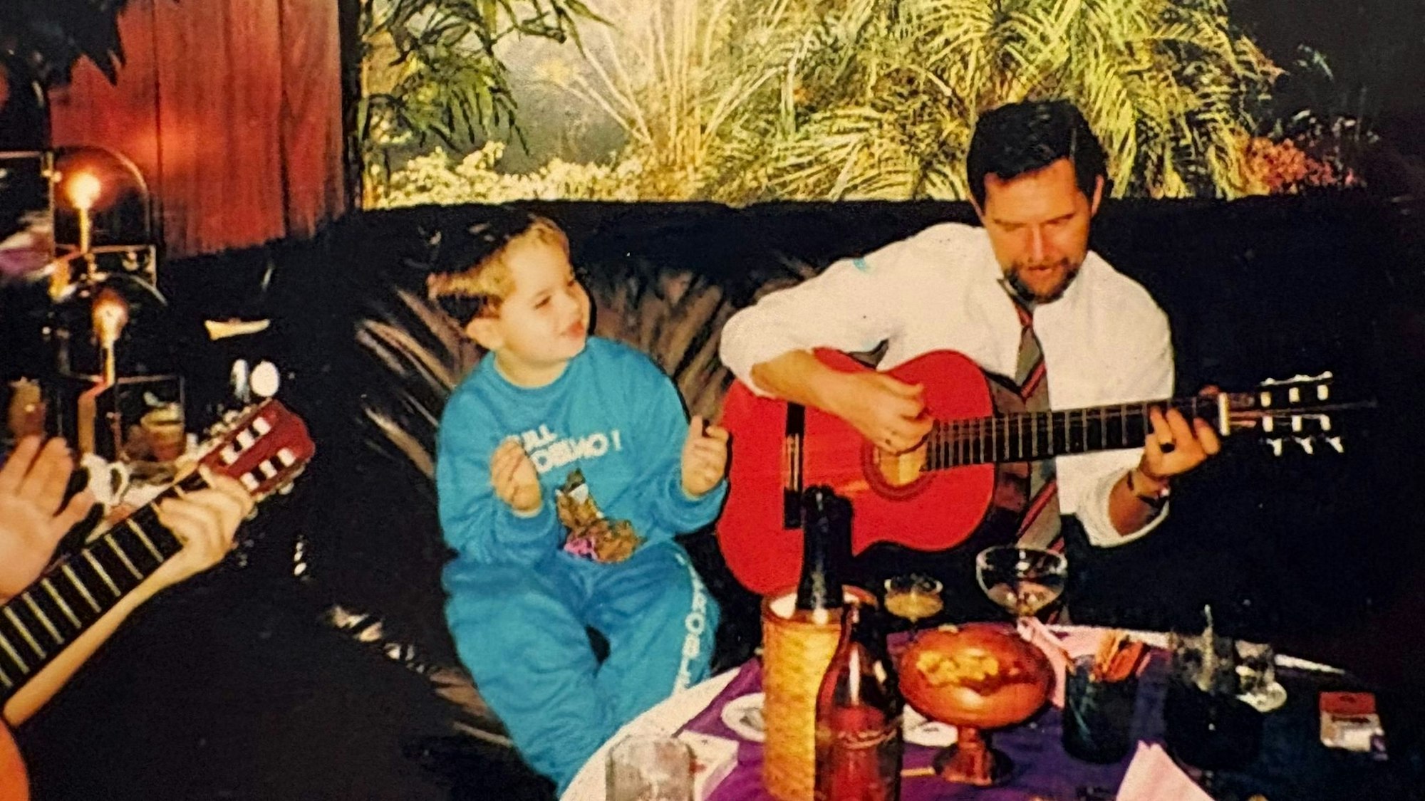 Björn Heuser singt und klatscht, als sein Vater Weihnachten Lieder spielt.