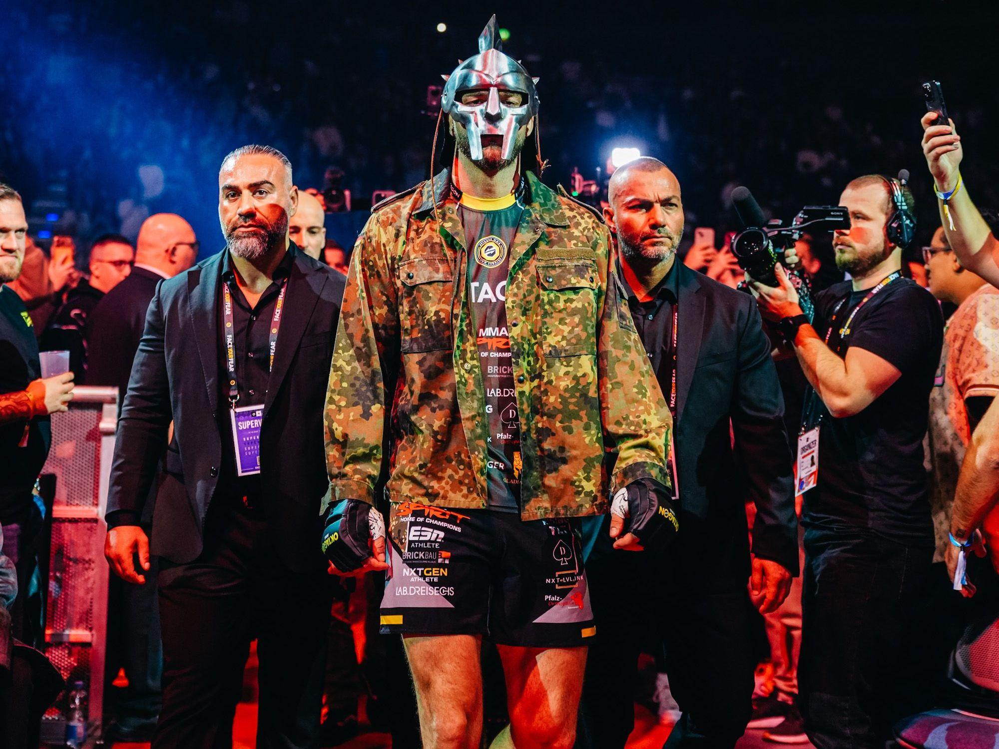 Patrick Vespaziani kommt mit Maske in die Lanxess-Arena.