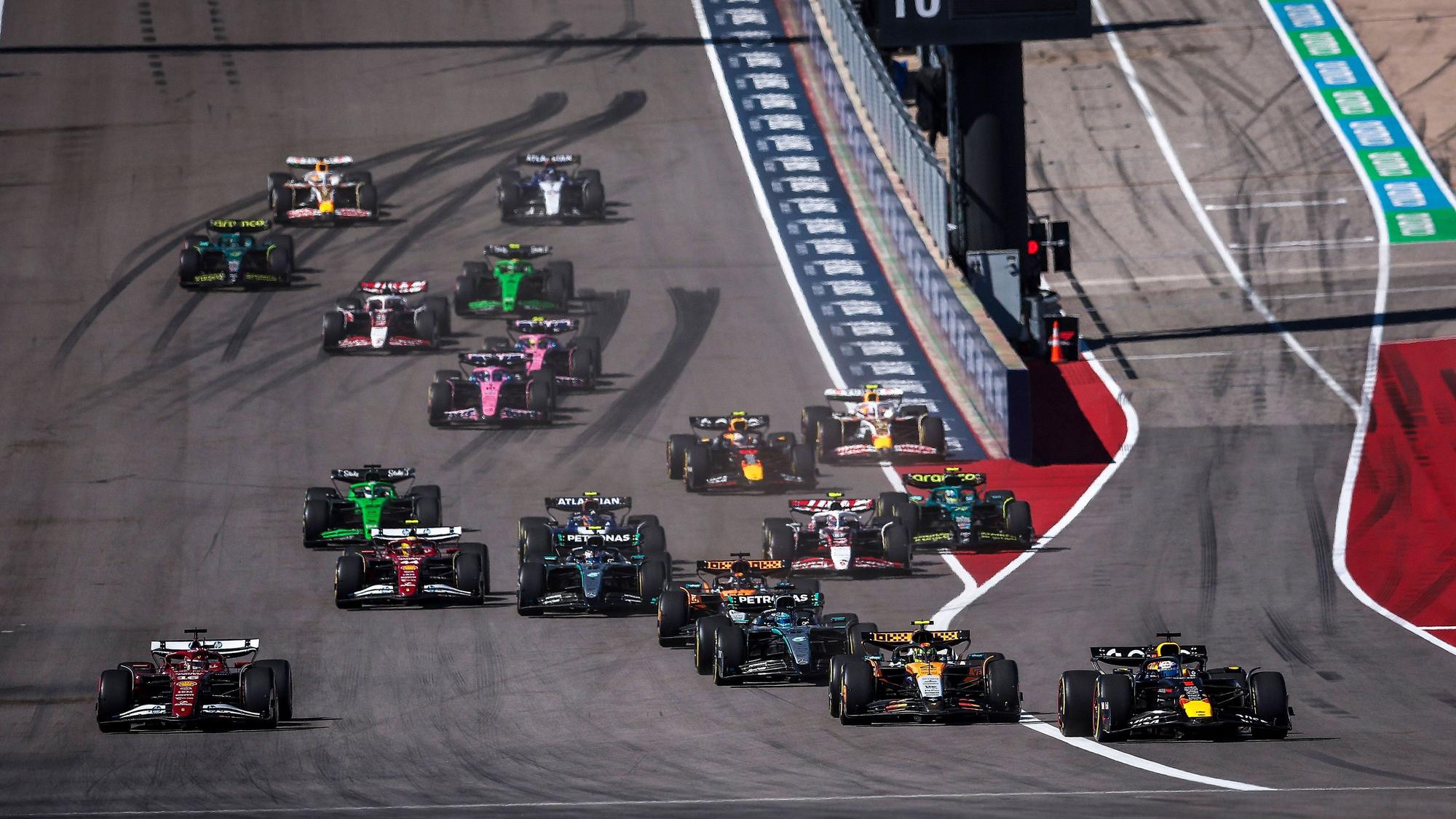 Max Verstappen (r.) führt beim Großen Preis der USA das Feld an.
