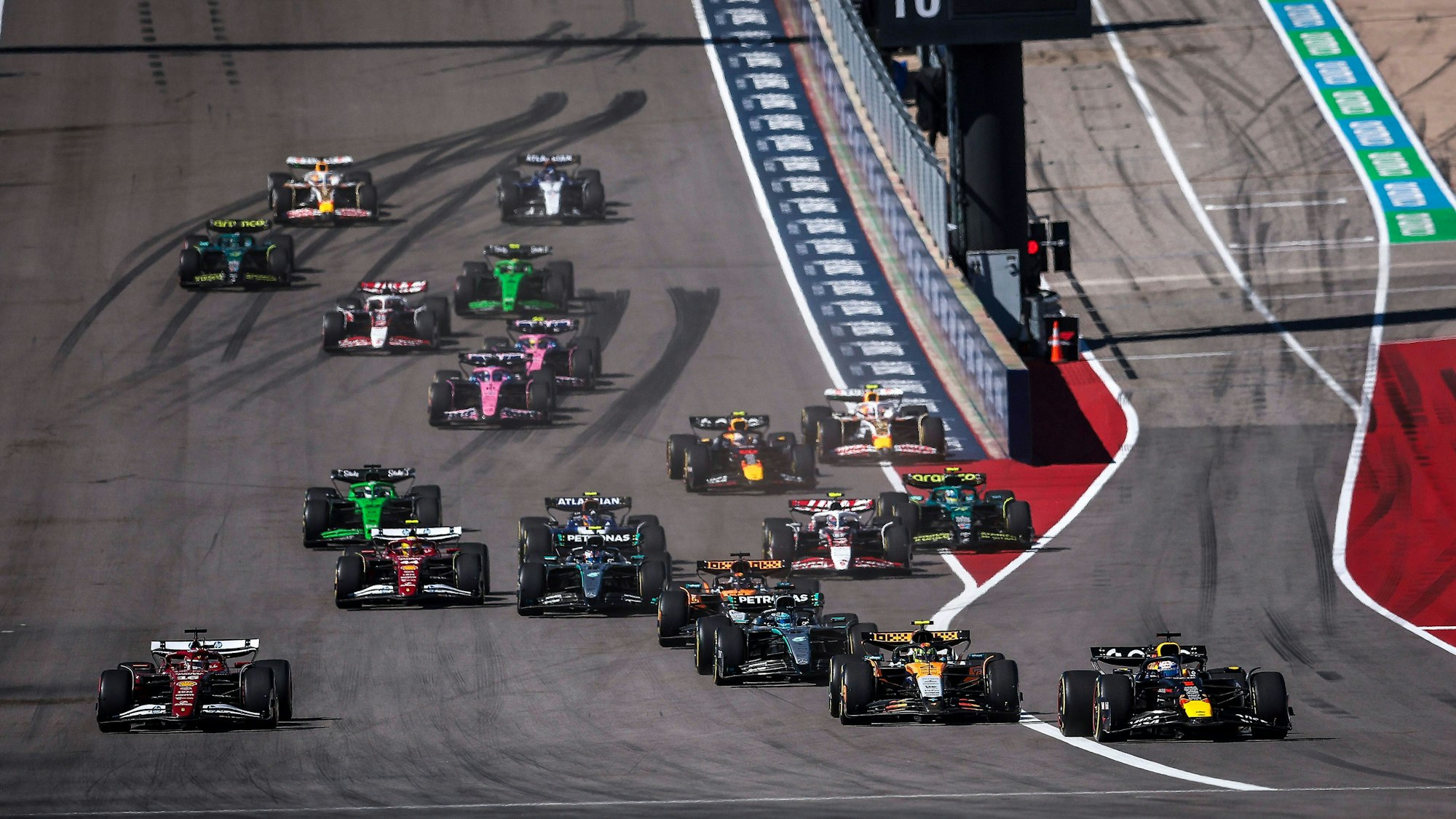 Max Verstappen (r.) führt beim Großen Preis der USA das Feld an.