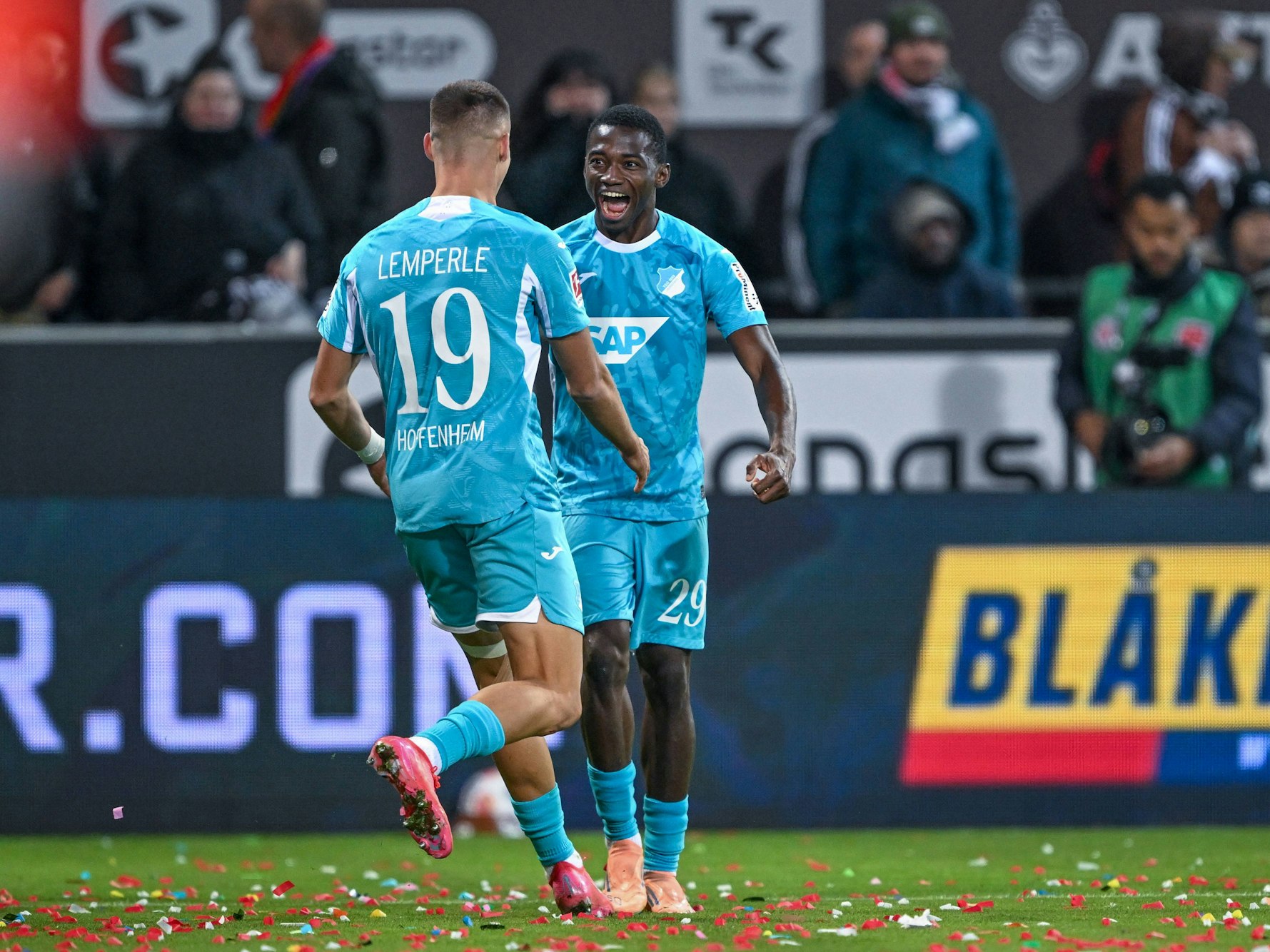 Bazoumana Toure (r.) und Tim Lemperle jubeln nach einem Treffer.