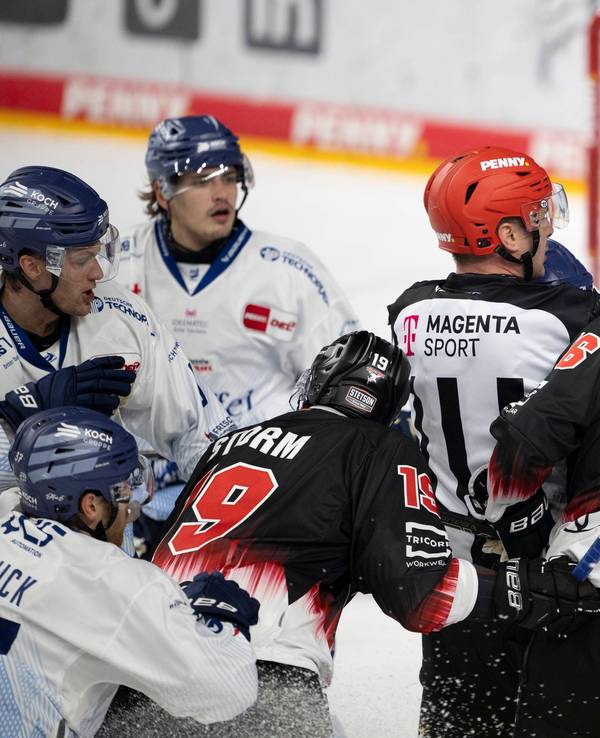 Spieler von Köln und Straubing geraten aneinander, der Schiedsrichter geht dazwischen.