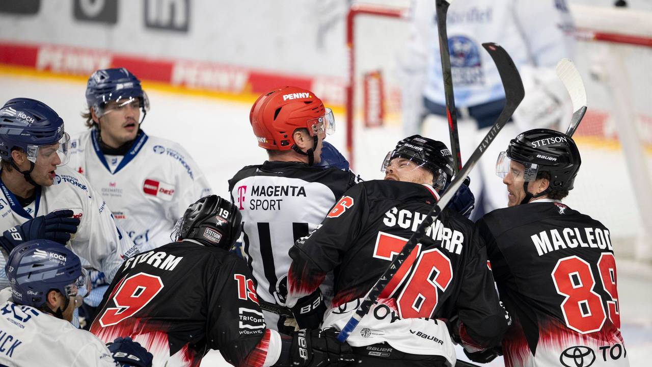 Spieler von Köln und Straubing geraten aneinander, der Schiedsrichter geht dazwischen.