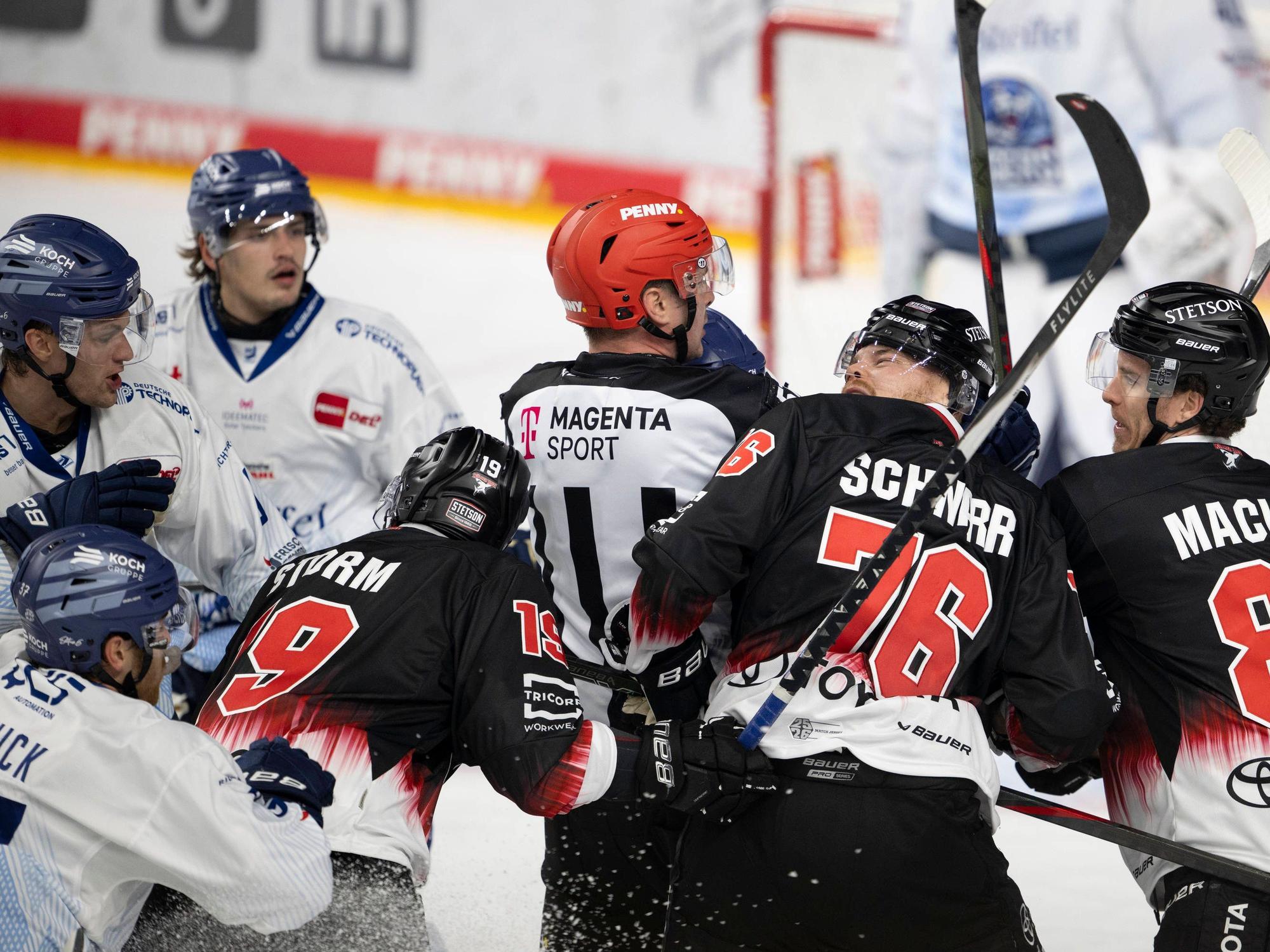 Spieler von Köln und Straubing geraten aneinander, der Schiedsrichter geht dazwischen.