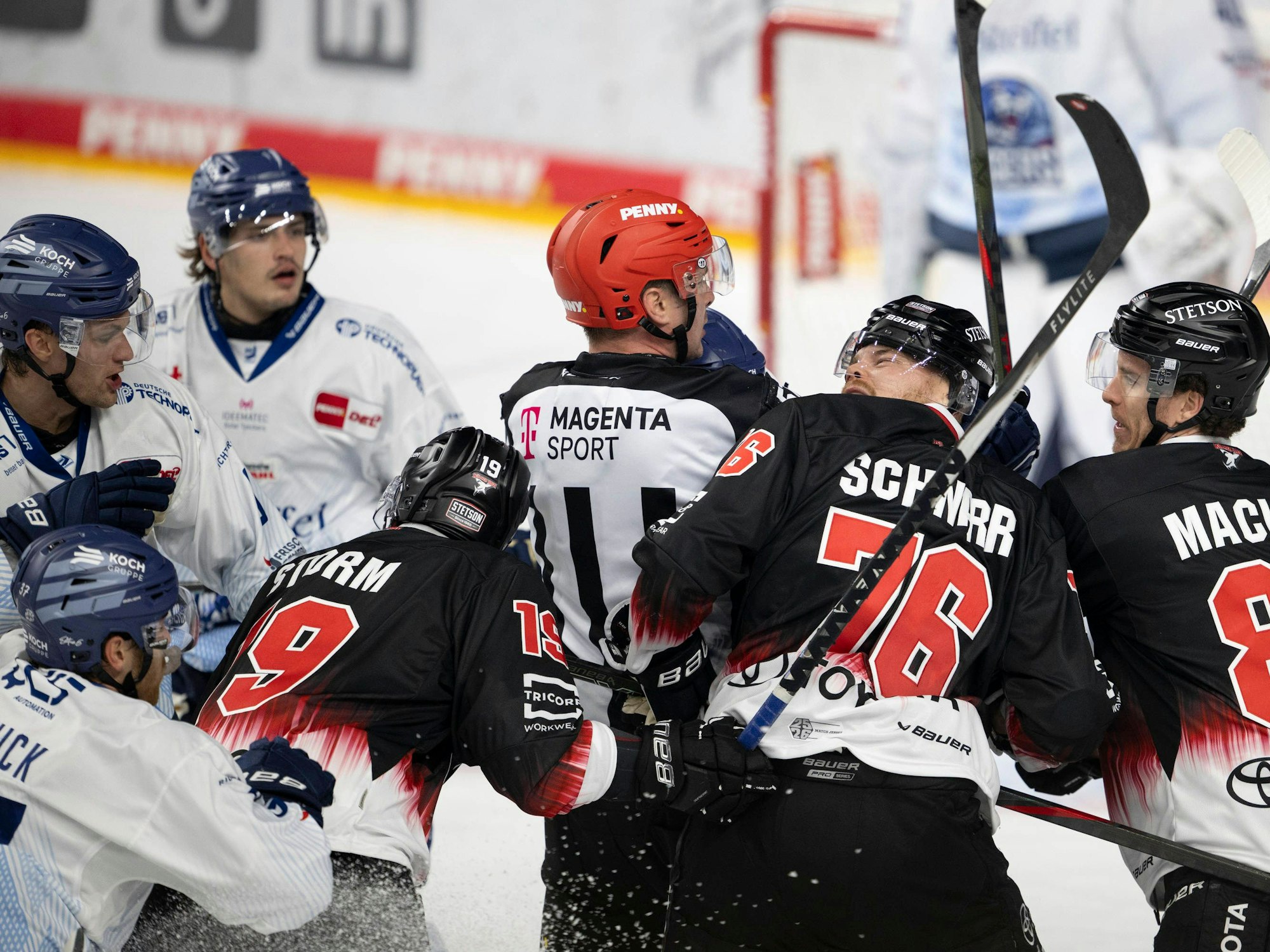 Spieler von Köln und Straubing geraten aneinander, der Schiedsrichter geht dazwischen.