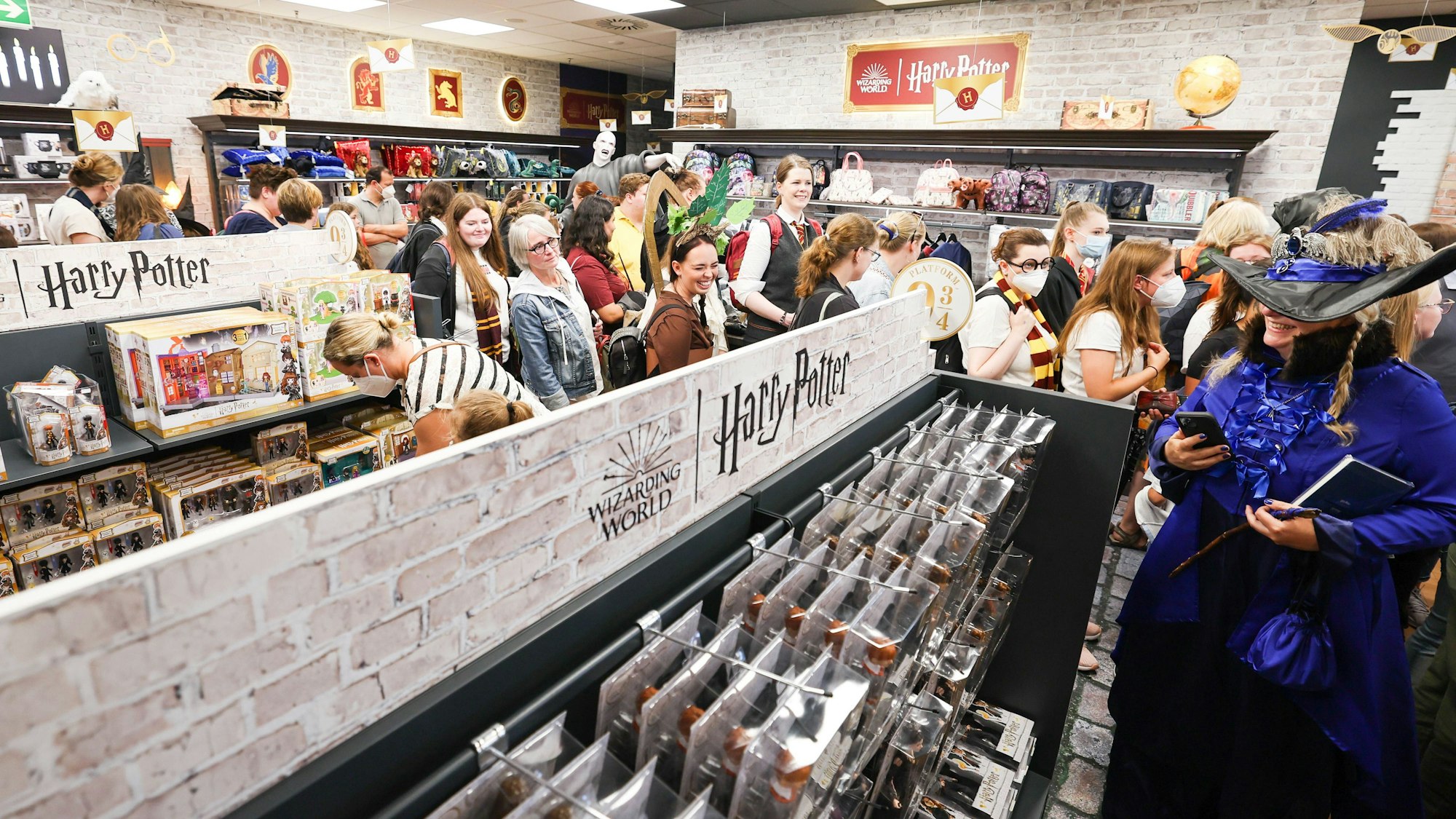 Zahlreiche Besucherinnen und Besucher schauen durch das Angebot bei der Eröffnung des „The Wizard World Shop - by Thalia“.