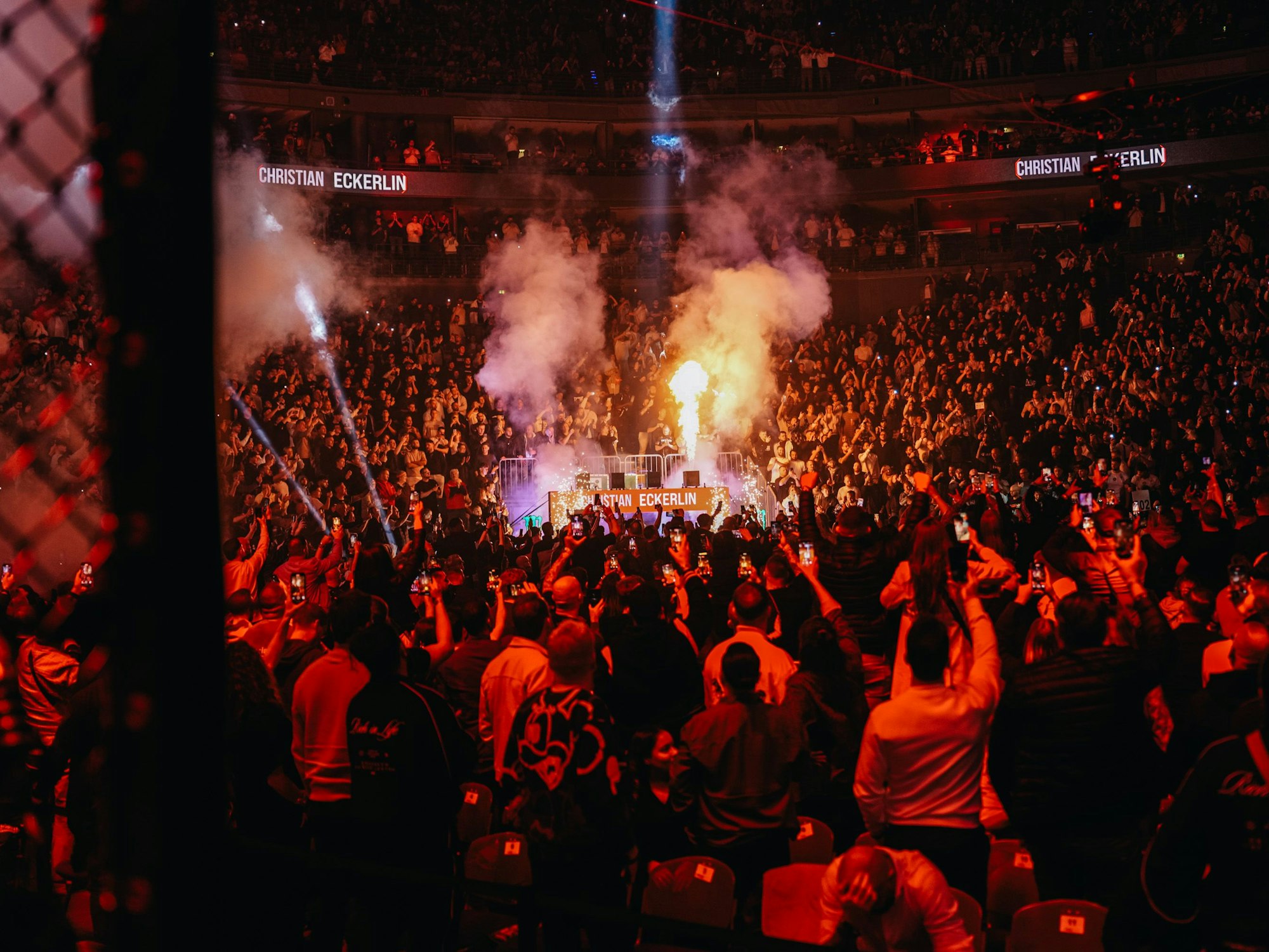 Feuer beim Einlauf von Christian Eckerlin in die Lanxess-Arena.