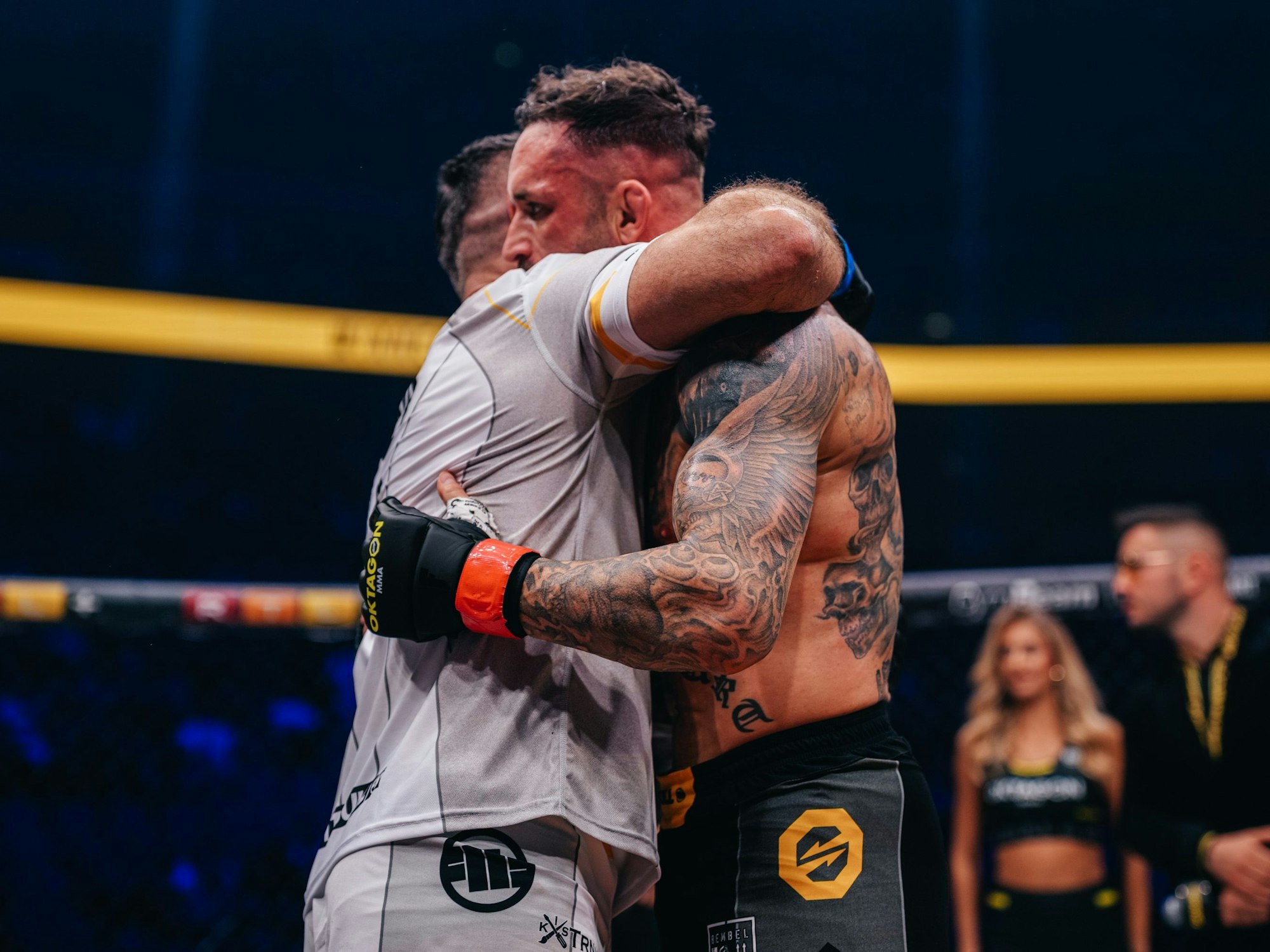 Christian Eckerlin umarmt Ivica Trušček im Käfig.