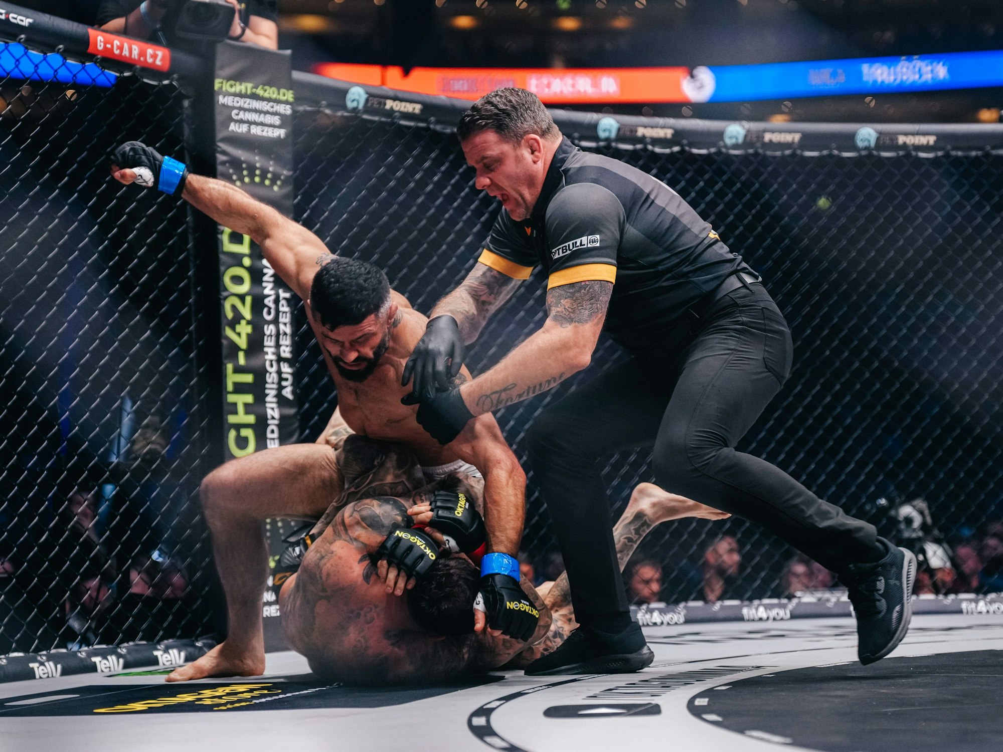 Ivica Trušček schlägt auf Christian Eckerlin im Käfig ein.