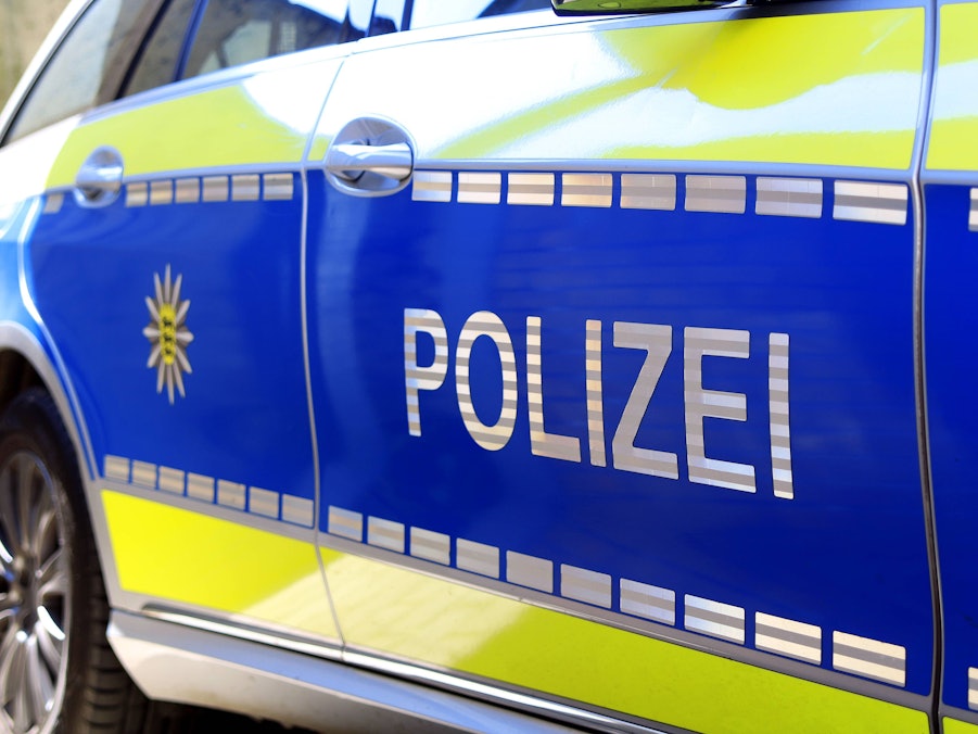 Polizeiauto mit der Aufschrift „POLIZEI“