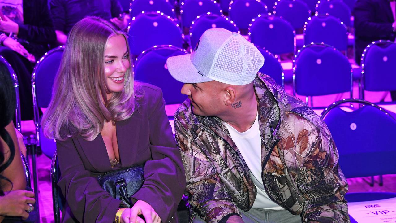 Laura Maria Rypa und Pietro Lombardi unterhalten sich.
