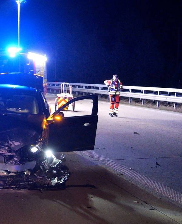 Rettungskräfte sind an einer Unfallstelle auf der Autobahn 1 (A1) im Einsatz.